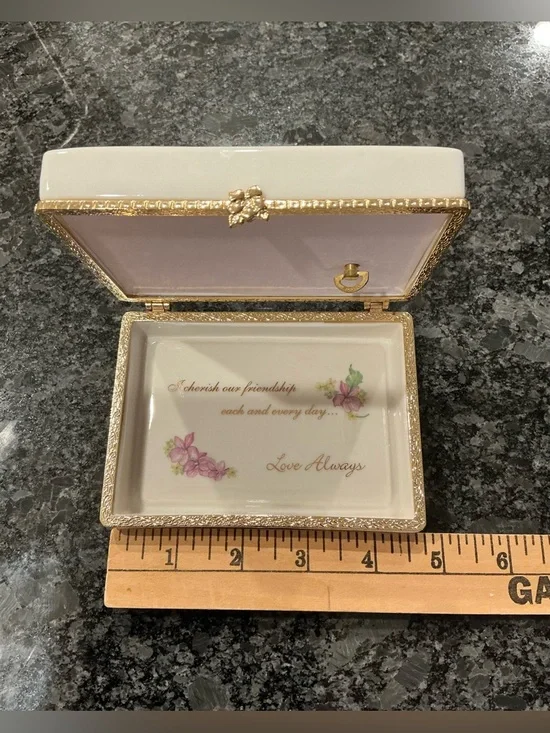 Heirloom Porcelain 'To a Special Friend' Music Box - Picture 4 of 5